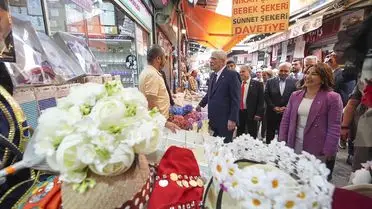 İYİ Parti Lideri Dervişoğlu, İzmir Kemeraltı’nda Esnafla Buluştu