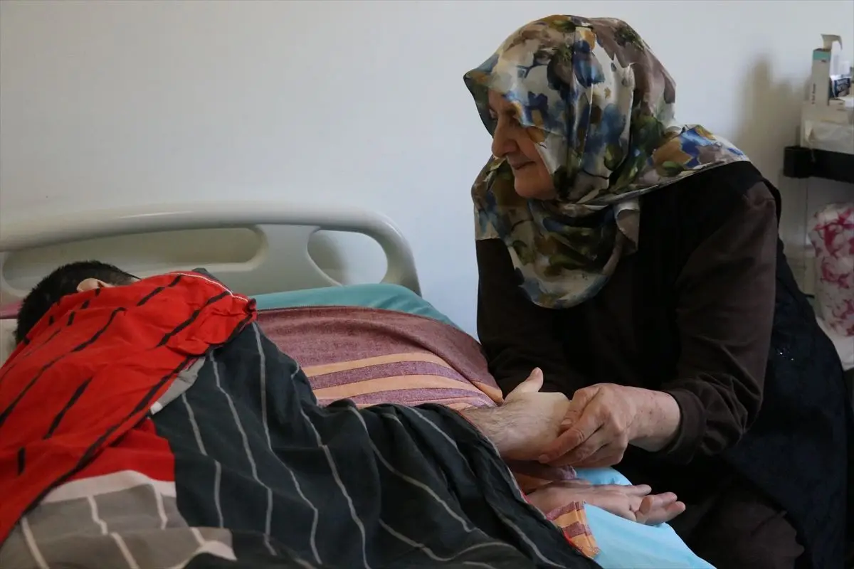 Yalnız Değil: 65 Yaşındaki Ayten Özer, Yatağa Bağlı Oğlunun Umudunu Yaşatıyor