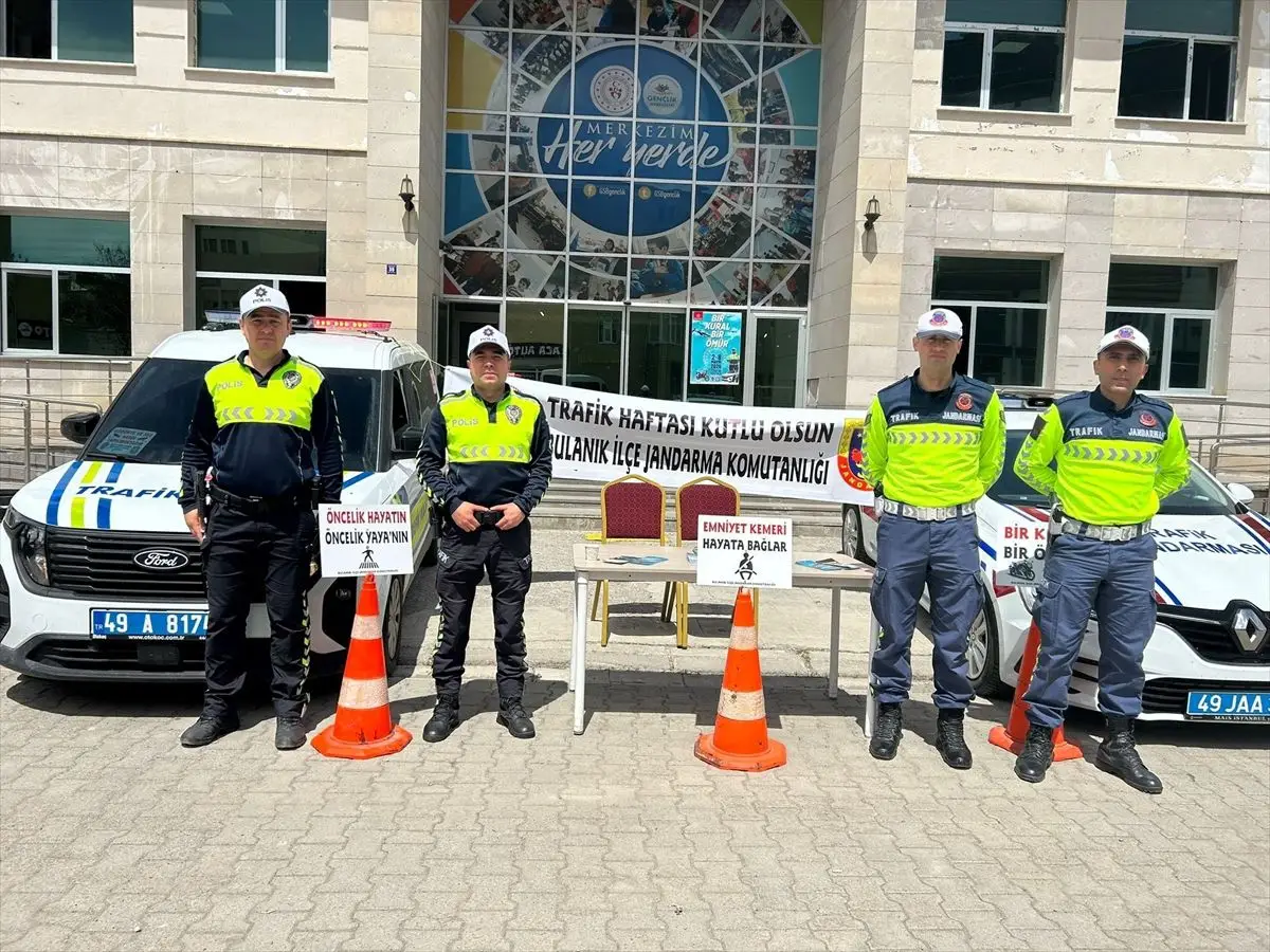 Muş'ta Trafik Haftası: Sürücüler ve Öğrenciler Güvenli Sürüşe Davet Edildi