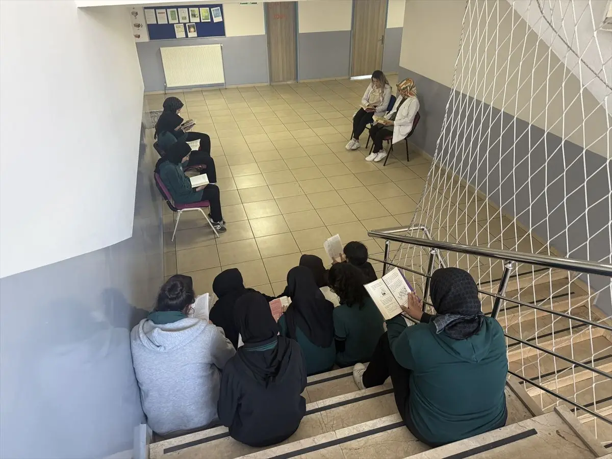 Erzincan’da Öğretmenler Teneffüste Kitap Okuma Şöleni Başlattı