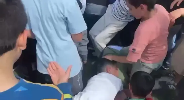 Kalabalık içinde park giriş kapısı