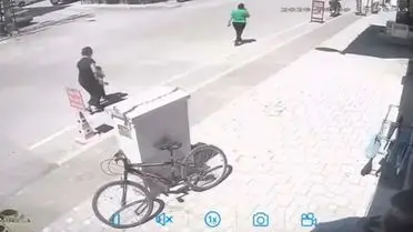 Adana’da 2 Yaşındaki Çocuğa Sokakta Şiddet Gözler Önüne Serildi