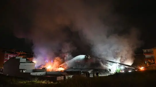 Arnavutköy'de Fabrika Yangınına Hızlı Müdahale: İtfaiye Ekipleri Olayı Kontrol Altına Aldı