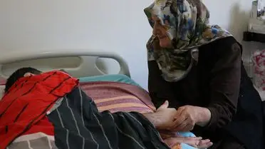 Yalnız Değil: 65 Yaşındaki Ayten Özer, Yatağa Bağlı Oğlunun Umudunu Yaşatıyor