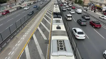 Avcılar'da Metrobüste Hızlı Müdahale: Yangın Söndürüldü, Seferlerde Geçici Kesinti