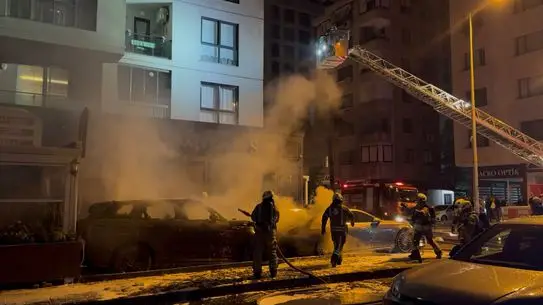Kadıköy Oto Galeride Yangın: 4 Araç Kullanılamaz Hale Geldi