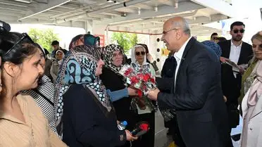 Malatya’da Anneler Günü’ne Özel Feribot Turu: Çiçekler ve Dostluk
