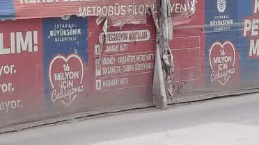 Pendik'te Metro Afişi Çarptı: Motosiklet Sürücüsü Kadın Yaralandı