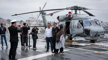 TCG Anadolu'ya gelen ziyaretçilerin fotoğraf çektirdiği an