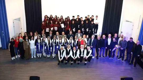 Bafra Fen Lisesi'nde 19 Mayıs Coşkusu: Halk Oyunları ve Koro Performansı