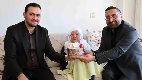 Elazığ’da 103 Yaşındaki Nazife Gül’e Anlamlı Anneler Günü Sürprizi
