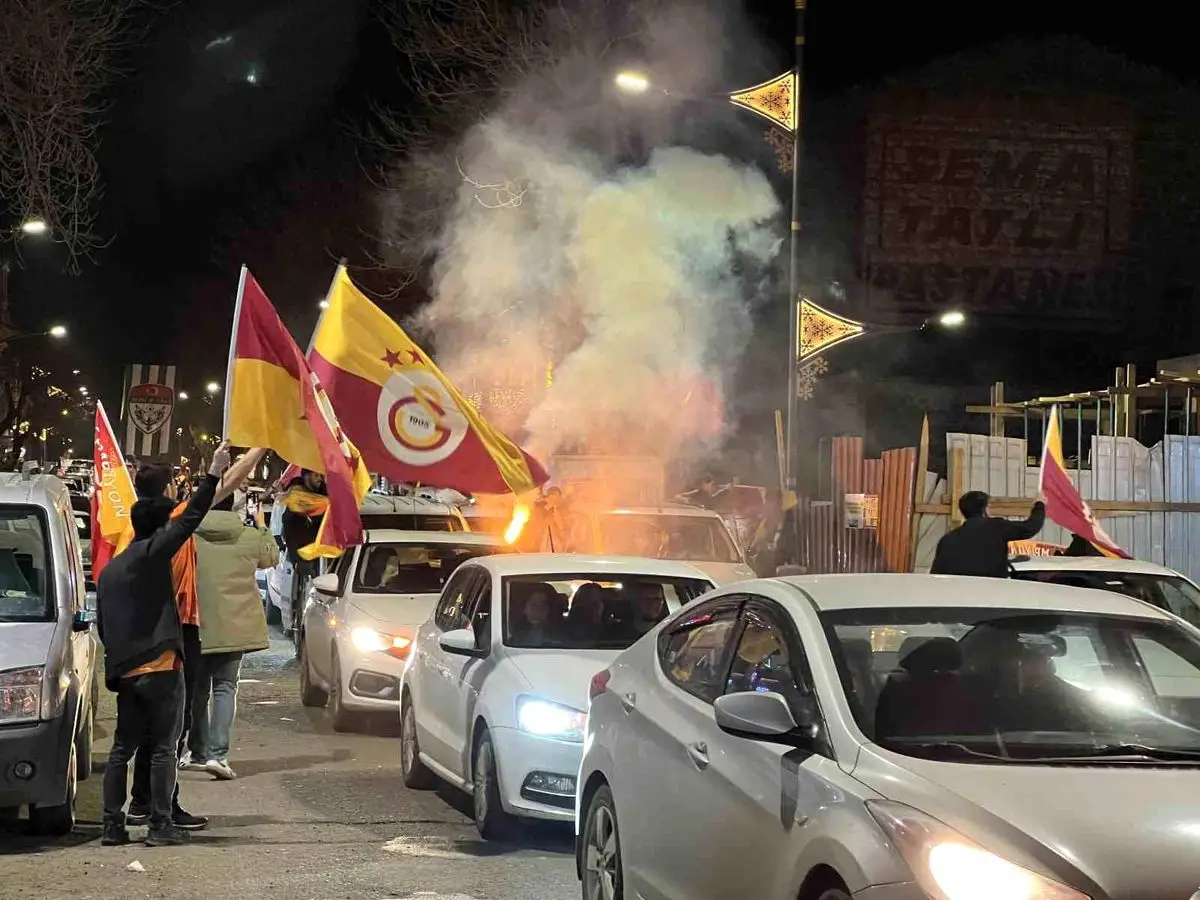 Galatasaray Şampiyonluğunu Kars'ta Coşku Dolu Bir Geceyle Kutladı