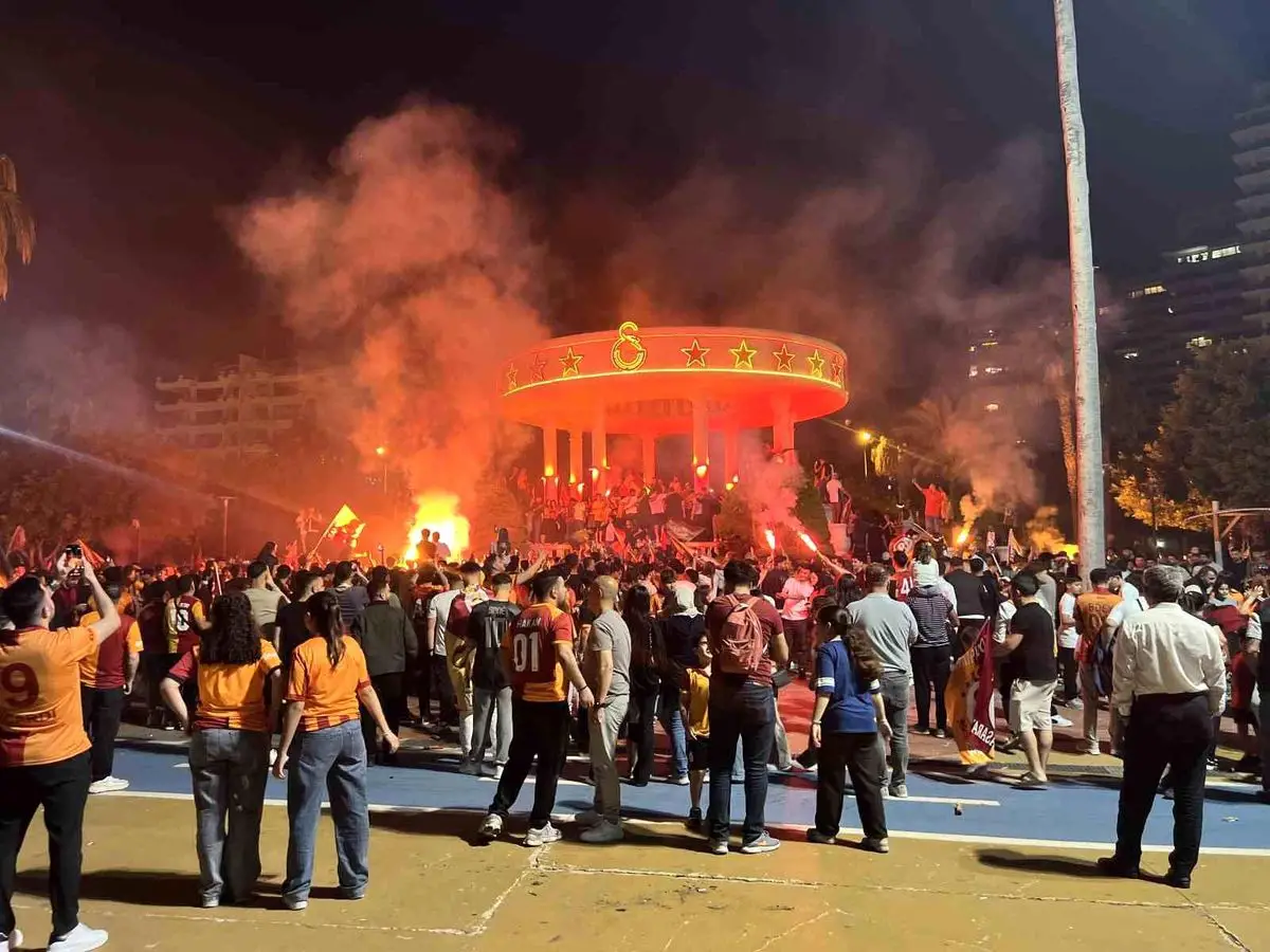Mersin'de Galatasaray Şampiyonluk Coşkusu: Taraftarlar Konvoyla Şehri Doldurdu