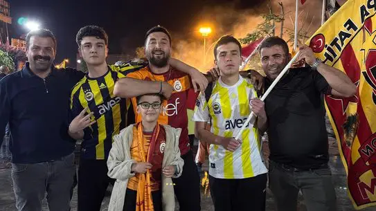 Fenerbahçeli taraftarların Galatasaray kutlamalarına katılımı