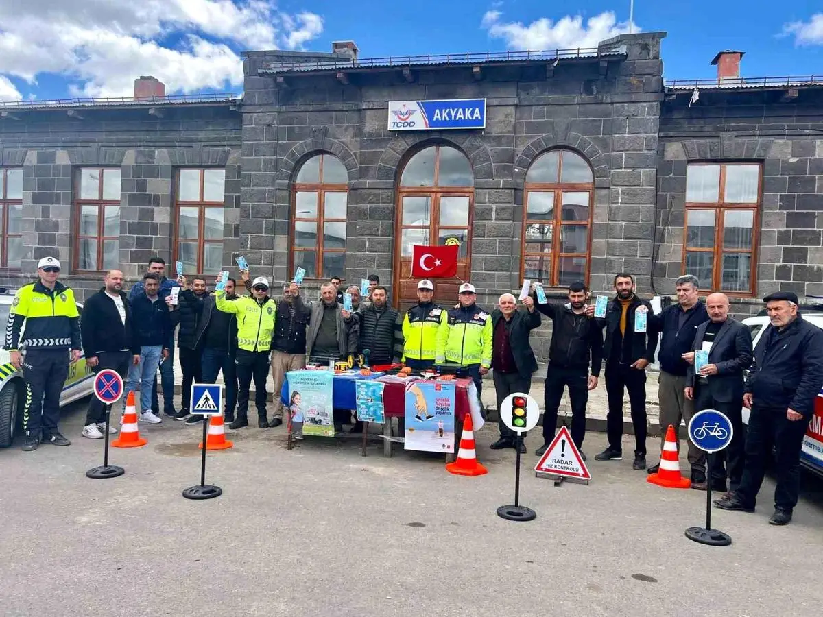 Kars’ta “Bir Kural Bir Ömür” Trafik Haftası Etkinliğiyle Sürücüler Uyarıldı
