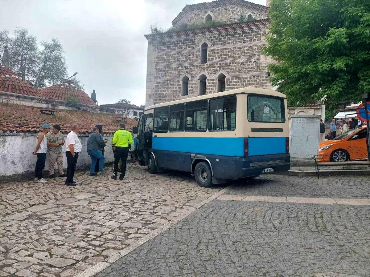 Safranbolu’da Fren Arızalı Dolmuş Park Halindeki Araca Çarptı, 1 Yaralı