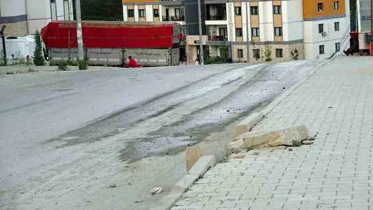 Hatay’da Paletli Kepçe Trafiğe Engel Oldu, Vatandaşlar Tepkili