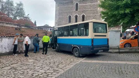 Safranbolu’da Fren Arızalı Dolmuş Park Halindeki Araca Çarptı, 1 Yaralı