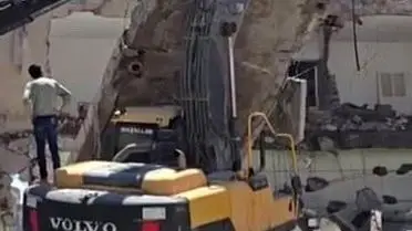 Kahta'da Kontrolsüz Yıkım Sırasında Beton Blok İş Makinesi Devrildi