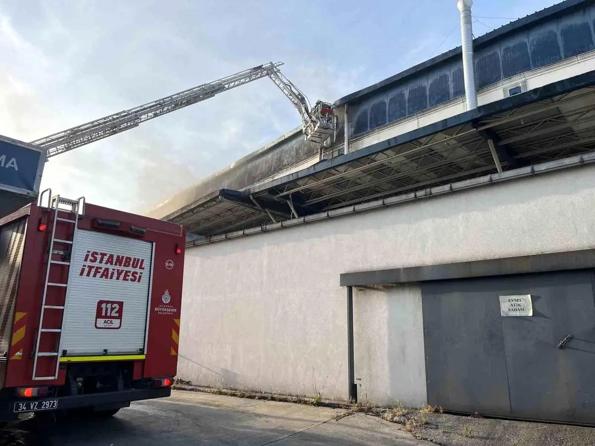 Esenyurt'ta Plastik Poşet Fabrikasında Yangın Kontrol Altına Alındı