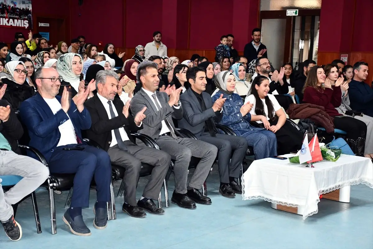 Sarıkamış'ta minik piyanistlerin anneler günü konseri