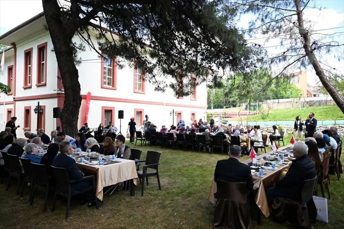 Kırklareli Valisi Uğur Turan'dan Anneler Günü'nde Huzurevi Ziyareti