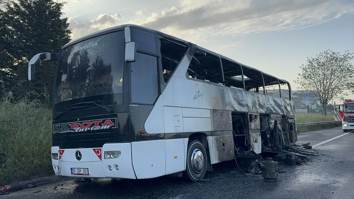 TEM Otoyolu'nda Yolcu Otobüsünde Çıkan Yangın Hızla Kontrol Altına Alındı