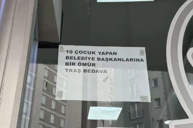 Berberin camdaki afişi