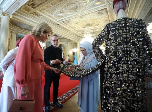 Kraliçe Mathilde'ye verilen iğne oyası broş