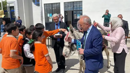 Eşekle Gelen Dostoyevski Projesi 25 İlde 16 Bin Çocuğa Kitap ve Kırtasiye Dağıttı