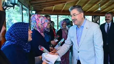 Eskişehir Valisi Erdinç Yılmaz, Anneler Günü'nde Huzurevi Annelerine Sürpriz Ziyaret