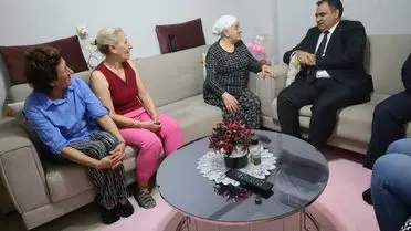 Ziyaret sırasında Kaymakam Balaban ve aileler birlikte fotoğraf çektirdi