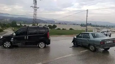 Sinop'ta İki Araç Çarpıştı: 3 Yaralı Hastaneye Sevk Edildi