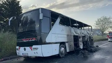 Yangını söndürmeye çalışan itfaiye ekipleri