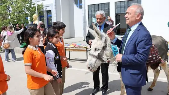 Almanya’dan Gelen Gurbetçi, Erzincan’da Eşek Sırtında Kitap ve Kırtasiye Dağıttı