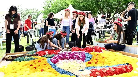 Antalya’da 130 Bin Çiçekle Renkli Desen Yarışı