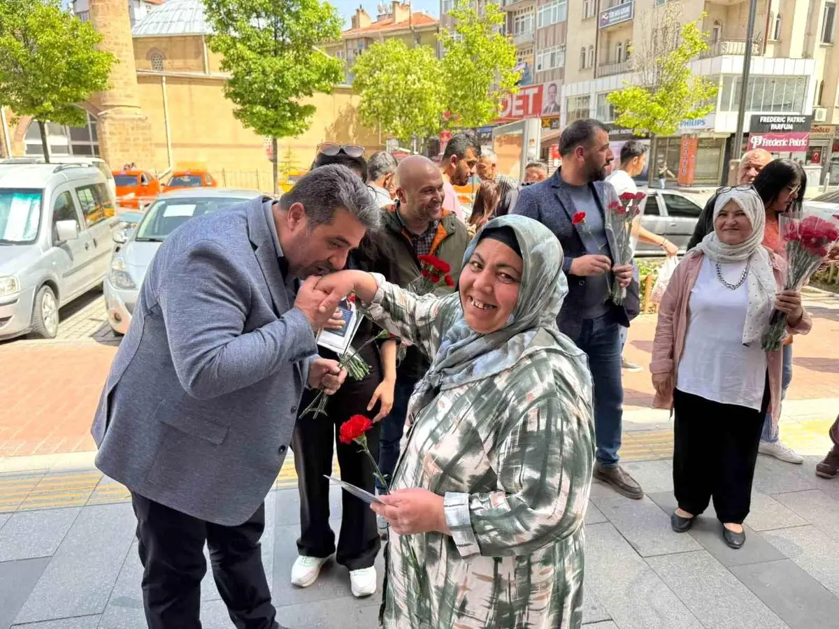 Kırşehir'de Anneler Günü Coşkusu: Parti Gönüllüleri Karanfil ve Gül Dağıttı
