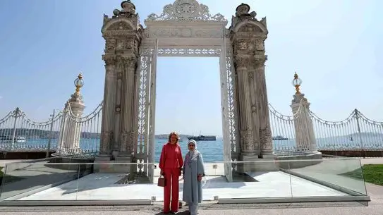 Dolmabahçe'de Dostluk Görüşmesi: Emine Erdoğan ve Belçika Kraliçesi Mathilde Buluştu