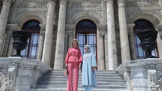 Emine Erdoğan ve Belçika Kraliçesi Mathilde Dolmabahçe'de Asırlık Zarafet Sergisini İnceledi