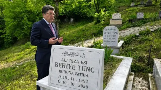 Yılmaz Tunç, Anneler Günü’nde Annesinin Mezarı Başında Duygusal Anlar Yaşadı