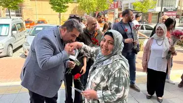 Kırşehir sokaklarında karanfil dağıtan gönüllüler