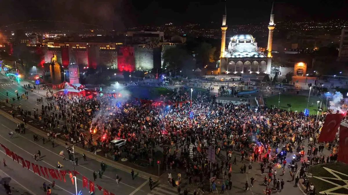Kayseri'de Galatasaray Şampiyonluğu Coşkusu: Tribünler Yıldızlarla Parladı