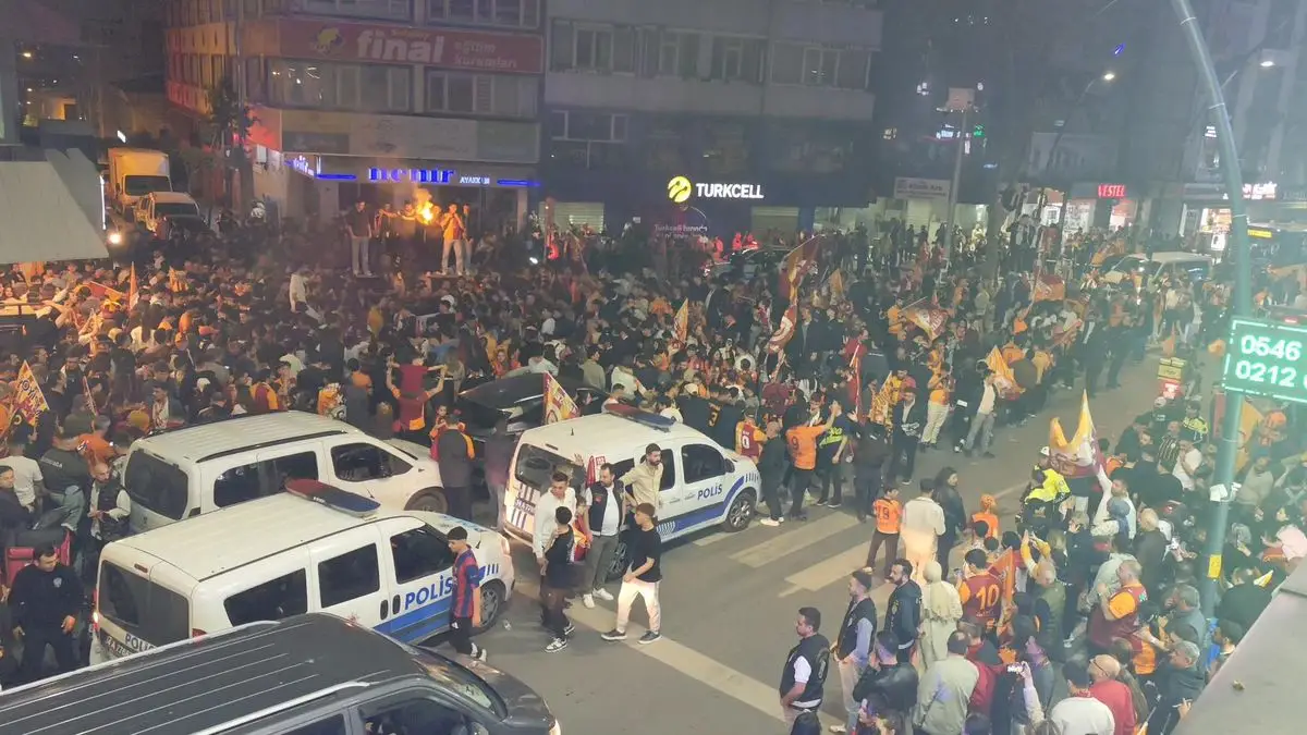 Galatasaray Şampiyonluğunu Coşku Dolu Sokaklara Taşıdı