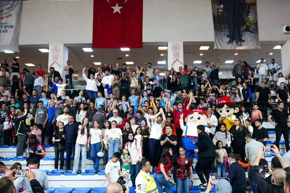 Turgutlu Belediyesi Kadın Basketbol Takımı maçından bir an