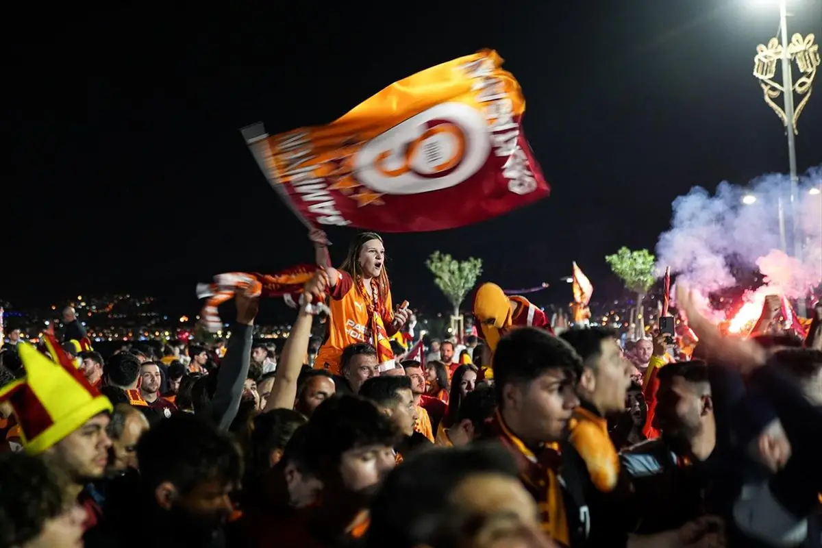 Galatasaray’ın 26. Şampiyonluğu Türkiye Genelinde Sarı‑Kırmızı Renklerle Coştu