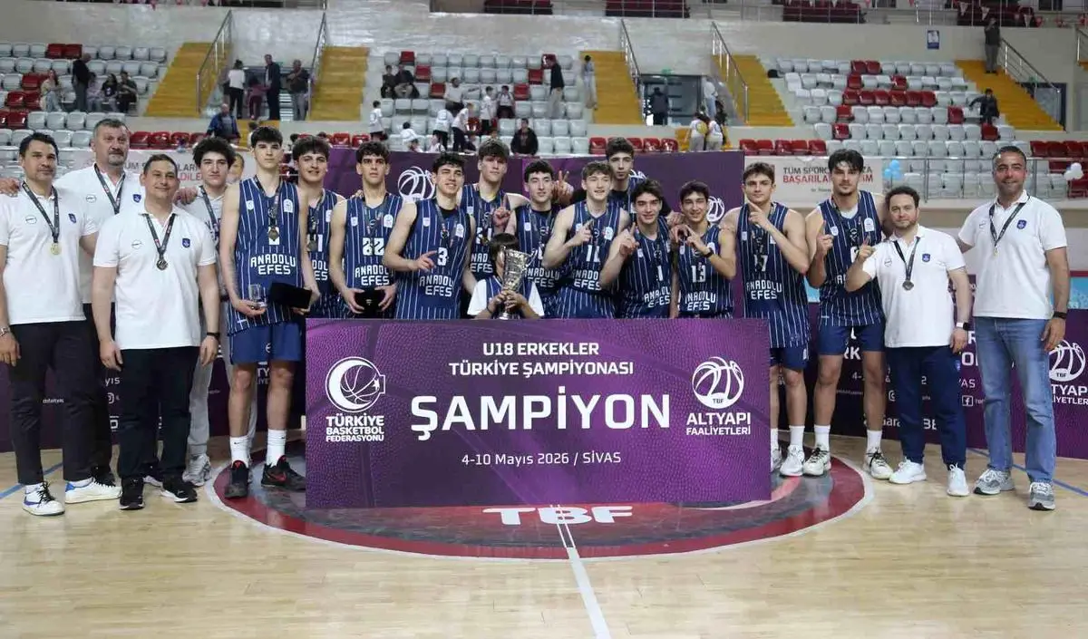 A. Efes, U18 Erkekler Türkiye Basketbol Şampiyonasını 71-52'lik Galibiyetle Kazandı