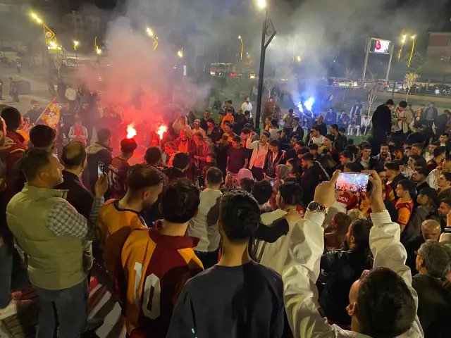 Şampiyonluk kupası ve oyuncular