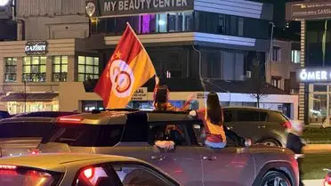 Galatasaray'ın Şampiyonluğu Sakarya Sokaklarını Renklendirdi