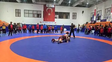Olimpiyat Şampiyonları Anısına Büyük Güreş Turnuvası İzmir'de Coşkuyla Gerçekleşti