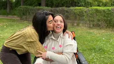 Özel Aparatla Serebral Palsili Kızına Yeni Bir Umut: Anne Esra Özkan'ın İnovatif Çözümü